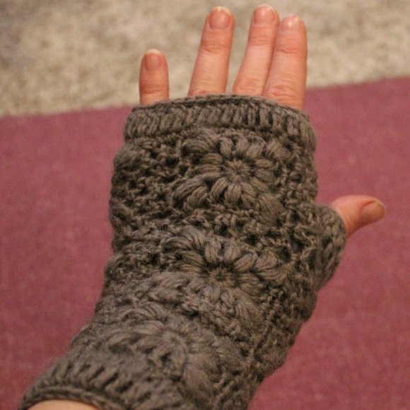 HM Nepali Flower Crochet Wool Handwarmers Cinder - Picture 3 of 5